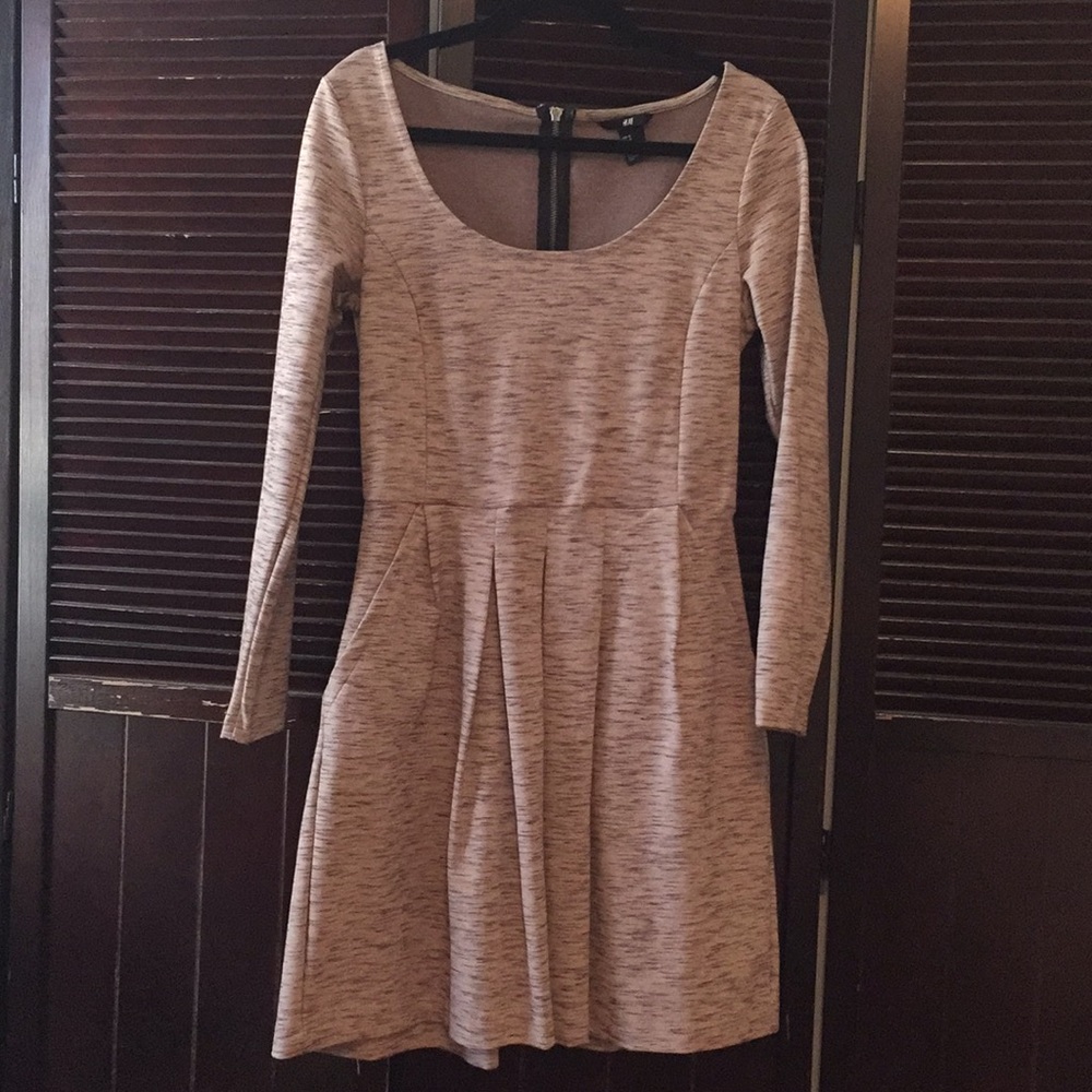 H&M long sleeve flare dress. Pink/Gray size M